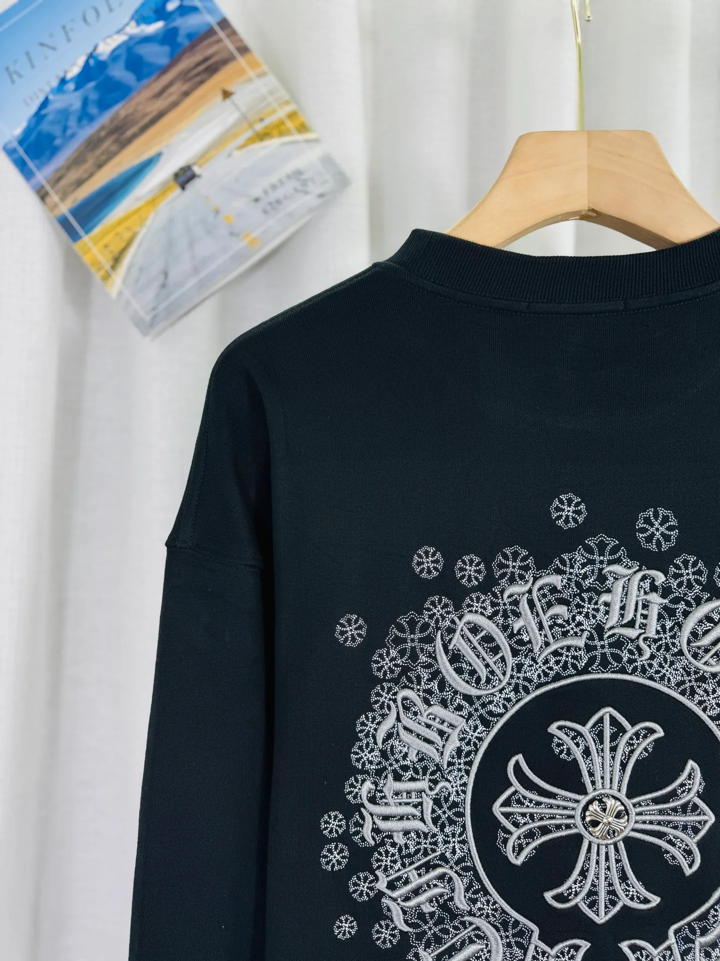 P260 top version, real shot without P, ​​different from market currency) 𝗖𝗵𝗿𝗼𝗺𝗲 𝗛𝗲𝗮𝗿𝘁𝘀/Cro Heart 2025 washed patch embroidery autumn and winter new original single counter American laser burnt 3D three-dimensional color embroidered couple casual sweatshirt 👑The highest version! Customized fabric 430g tripe terry fabric! American acid-washed and distressed original fabric laser burnt ✟appliqué embroidery and exquisite embroidery of letters! The best-selling model in the counter, very comfortable to wear. Accessories: original molded and authenticated collar label➕100% silk wash label. Genuine purchase-grade original hangtag➕matching hanging rope➕3D hanging beads➕original packaging bag. Craftsmanship: The original version has consistent wiring! The highest version of the armhole matching technique! Color: Gray Black Size: S M L XL Style Number: 25-332